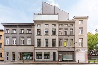 <p><span>Veelzijdige stadswoning met vergund dakterras ideaal voor studerende kinderen, als gezinswoning of investering</span></p><p><span>Op zoek naar een woning in Antwerpen waar uw zoon of dochter tijdens de studies comfortabel kan wonen? Dan is dit een bijzonder interessante opportuniteit. Deze woning werd ongeveer acht jaar geleden aangekocht door ouders die hun vier studerende kinderen een eigen thuis in Antwerpen wilden geven. Dankzij de doordachte indeling konden zij er comfortabel samen wonen, elk met voldoende privacy.</span></p><p><span>Ook vandaag is dit concept nog steeds bijzonder actueel. Ideaal voor ouders die een woning willen aankopen waar één of meerdere studerende kinderen kunnen verblijven, eventueel samen met vrienden of vriendinnen. Zo investeert u niet alleen in een woning, maar ook in de toekomst van uw kinderen.</span></p><p><span>Daarnaast is dit een uitstekende gezinswoning. Het pand werd ongeveer acht jaar geleden volledig gerenoveerd en geïsoleerd, met nieuwe ramen en veel aandacht voor kwaliteit en duurzaamheid. Het resultaat is een energiezuinige woning met een gunstig EPC, klaar voor jarenlang wooncomfort.</span></p><p><span>Tijdens de totaalrenovatie werd bovendien een technische schacht voorzien over alle verdiepingen, met aansluitingen voor water, afvoer en technieken. Hierdoor kunnen op iedere verdieping relatief eenvoudig een extra badkamer, toilet of lavabo worden voorzien. Een slimme keuze die de woning bijzonder flexibel maakt en eenvoudig laat meegroeien met uw woonwensen.</span></p><p><span>De indeling bestaat uit een inkomhal met plaats voor drie fietsen en een ruime, volledig uitgeruste leefkeuken op het gelijkvloers. Op de eerste, tweede en derde verdieping bevindt zich telkens een ruime kamer die kan dienen als slaapkamer, leefruimte of studeerkamer. Op de tussenverdiepingen vindt u een douche en afzonderlijke toiletten. Op elk verdiep is er eveneens een lavabo voorzien . Op één verdieping werd reeds een hoogslaper geplaatst, als voorbeeld van de vele mogelijkheden die deze woning biedt.</span></p><p><span>De absolute troef is zonder twijfel het volledig vergunde dakterras, een heerlijke buitenruimte waar u in alle rust kunt genieten van de zon en het uitzicht over de stad.</span></p><p><span>Tot slot biedt deze woning ook interessante perspectieven als opbrengsteigendom. Dankzij de bestaande indeling en de reeds voorziene technische infrastructuur is ze uitermate geschikt voor co-housing of een verhuurconcept, zonder dat dit de enige bestemming hoeft te zijn.</span></p><p><span>Een zeldzame opportuniteit: een woning die meedenkt met haar eigenaar en vandaag én morgen tal van mogelijkheden biedt.</span></p><p><span><br /> </span></p>