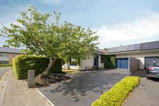 Op zoek naar een verzorgde, lichtrijke gelijkvloerse woning met een uitstekende ligging? Deze aangename woning is gelegen in een rustige woonwijk zonder doorgaand verkeer en combineert comfort, bereikbaarheid en een groene omgeving.<br /><br />De woning ligt op een boogscheut van het Parkbos en op wandel- en fietsafstand van de dorpskern van De Pinte, scholen, het treinstation en dagelijkse voorzieningen. Ook de E40 en E17 zijn vlot bereikbaar. De ligging wordt bevestigd door een Mobiscore van 8,0/10.<br /><br />Een absolute troef is het ruime perceel van 616 m², perfect zuidwestelijk georiënteerd, waardoor u volop kunt genieten van de namiddag- en avondzon.<br /><br />Binnen zorgen de ruime keuken en leefruimte voor een aangename, lichtrijke leefomgeving. De aangrenzende veranda biedt extra leefruimte en vormt een mooie verbinding met de tuin.<br /><br />De woning omvat:<br />• ruime, lichtrijke keuken en living<br />• veranda met zicht op en toegang tot de tuin<br />• 3 slaapkamers (13, 12, 8 m²)<br />• badkamer<br />• garage, momenteel ingericht als opslag-, fietsen- en wasruimte<br />• praktische opbergzolder<br /><br />De woning werd de voorbije jaren verder gemoderniseerd, met 16 zonnepanelen (inclusief groenestroomcertificaten van €350), een zonneboiler en een slimme laadpaal. Daarnaast is er een centraal aircosysteem met 4 blaasmonden, 2 aanzuigmonden en één buitenunit. Airco, centrale verwarming en laadpaal zijn van op afstand bedienbaar.<br /><br />Beschikbaar vanaf juli 2027.<br /><br />De algemene voorwaarden van Dewaele DIY kunt u steeds raadplegen via dewaele.com.<br /><br />Bestuursmaatregelen in het maatregelenregister: nee