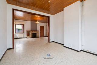 Ontdek het potentieel van deze te renoveren woning op een ruim perceel van 5a35ca, gelegen in een uiterst rustige straat in het charmante Wieze!<br /><br />Indeling:<br />Bij het binnenkomen kom je terecht in de inkomhal en brengt je naar de gezellige leefruimte met veel natuurlijke lichtinval. Aansluitend vind je de ruime keuken extra bergruimte.<br />Op de bovenverdieping bevinden zich 3 (slaap)kamers en een badkamer.<br />Bovendien biedt de woning een ruime oprit met plaats voor meerdere wagens en een garage. Tot rust komen kan in de zonnige, zuidwest gerichte tuin. <br /><br />Troeven in een notendop:<br />- Rustige, aangename ligging<br />- Ruim perceel van 5a35ca<br />- Enorm renovatiepotentieel<br />- Ruime parkeergelegenheid op eigen terrein<br />- Solide en degelijke constructie<br /><br />Meer informatie/een bezoek? Contacteer Kyan op 0470 35 32 06 of via kyan@woonvast.be