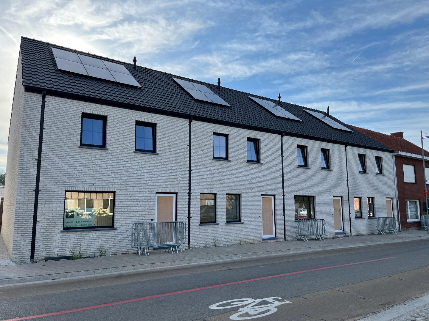 Instapklare nieuwbouwwoningen met garage en autostaanplaats te Langemark - foto 1