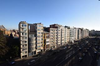 <p><span>Appartement CA 100m² in het centrum van Antwerpen -Charlottalei 14 op 6de verdieping met een mooi en panoramisch zicht.</span></p><p><span> Omvatten: Living, 2 Slaapkamers, Volledig geïnstalleerde keuken, 1 douchekamer + WC. 1 Badkamer met ligbad + WC. Inkomhal met gepantserde deur, 1 individueel kelderkamer op het -1 verdieping. Een terras </span></p><p><span>Troeven: Vensters - Dubbel glas </span></p><p><span>1 appartement per verdieping</span></p><p><span>Elektriciteit - conform.</span></p><p><span>Dak geïsoleerd.</span></p><p><span>Zeer gunstig gelegen aan het Stadspark, dicht bij scholen, winkels, centraal station, en openbaar vervoer, loopafstand van de stad. </span></p><p><span>Het appartement is in goede staat, klein verfrissing nodig (schilderwerk) </span></p><p><span>Een ideale investering, perfect geschikt als comfortabele woonst of als rendabele opbrengst eigendom.</span></p><p><span><br /> </span></p>