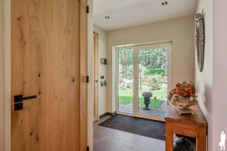<p><strong>Volledig gerenoveerde gelijkvloerse woning met 2 slaapkamers en zonnige tuin in een rustige, bosrijke omgeving te Essen Wildert</strong></p>
<p>Verscholen in een <strong>groene en bosrijke omgeving</strong> bevindt zich deze volledig gerenoveerde woning waar rust, privacy en hedendaags wooncomfort mooi samenkomen. De woning is volledig gelijkvloers ingericht en onderscheidt zich door haar <strong>stijlvolle afwerking, royale leefruimte, prachtige open keuken, 2 slaapkamers en luxueuze badkamer</strong>. Buiten zorgen de <strong>zuidgerichte tuin, het ruime overdekte terras en het volledig omheinde perceel</strong> voor een bijzonder aangename woonomgeving.</p>
<p><strong>Gelijkvloerse verdieping<br /></strong>- Verzorgde inkomhal met <strong>vestiaire en afzonderlijk gastentoilet met handenwasser<br /></strong>- Glazen inkomdeur met zijlicht zorgt voor een aangename natuurlijke lichtinval<br />- Kwalitatieve houten binnendeuren doorheen de woning<br />- Royale en lichtrijke <strong>leefruimte met visgraatparket</strong>, grote raampartijen en zicht op het omliggende groen<br />- Open indeling met comfortabele zithoek, eetruimte en keuken<br />- Stijlvolle <strong>open keuken met royaal centraal eiland</strong>, veel kastruimte en uitgebreid geïntegreerd toestellenpakket<br />- Rechtstreekse verbinding vanuit de leefruimte naar het <strong>overdekte terras en de tuin<br /></strong>- <strong>2 volwaardige slaapkamers</strong>, waarvan de ruime hoofdslaapkamer geniet van veel natuurlijke lichtinval<br />- Luxueus afgewerkte badkamer met <strong>ruime inloopdouche en lavabomeubel</strong><br />- Voormalige garage ingericht als <strong>ruime hobbyruimte/berging</strong>, met tal van gebruiksmogelijkheden<br />- Woning is deels onderkelderd en beschikt bijkomend over een kruipruimte<br />- Praktische <strong>bergzolder</strong> bereikbaar via een luik</p>
<p><strong>Tuin en buitenruimte<br /></strong>-<strong> Zonnige, zuidgerichte tuin</strong> omgeven door volwassen bomen en groen<br />- Bosrijke setting met een hoge mate van <strong>rust en privacy<br /></strong>- Ruim terras aansluitend op de leefruimte<br />- <strong>Overkapping met glazen dak</strong>, waardoor ook bij minder goed weer van de tuin kan worden genoten<br />- Volledig omheind perceel met <strong>automatische toegangspoort en afzonderlijk zijpoortje<br /></strong>- Parkeergelegenheid voor <strong>minstens 3 wagens</strong> op eigen terrein<br />- Tuinhuis en bijkomende praktische buitenruimte<br />- Buitenverlichting en buitenkraan aanwezig</p>
<p><strong>Bijzonderheden<br /></strong><strong>- Volledig gerenoveerde en instapklare woning<br /></strong>- Volledig <strong>gelijkvloers woonprogramma<br /></strong>- <strong>2 slaapkamers<br /></strong>- Hoogwaardige en sfeervolle interieurafwerking<br />- Royale leefruimte met <strong>visgraatparket<br /></strong>- Stijlvolle open keuken met groot eiland<br />- Luxueuze badkamer met ruime inloopdouche<br />- PVC ramen met dubbele beglazing<br />- Dak, muren en kruipruimte geïsoleerd tijdens de renovatie<br />- Videofoon en rookmelders aanwezig<br />- Ruime hobby-/bergruimte<br />- Bergzolder en gedeeltelijke kelder<br />- <strong>Zuidgerichte tuin en ruim overdekt terras<br /></strong>- Volledig omheind perceel met automatische poort<br />- Mogelijkheid tot <strong>permanente bewoning mits functiewijziging </strong></p>
<p><strong>Ligging</strong></p>
<p>Gelegen in de Violetlaan in Essen Wildert, in een <strong>bijzonder groene en bosrijke omgeving</strong> waar rust en privacy centraal staan. De volwassen bomen en het omliggende groen creëren een aangename, natuurlijke woonsetting, terwijl het centrum van Essen en de dagelijkse voorzieningen vlot bereikbaar blijven.</p>
<p><strong>Een instapklare woning voor wie gelijkvloers wooncomfort, een hoogwaardige renovatie en een rustige, groene woonomgeving wil combineren.</strong></p>
<p>Bewoonbare opp. 134 m² ref.: bruto vloeropp. EPC-certificaat.</p>