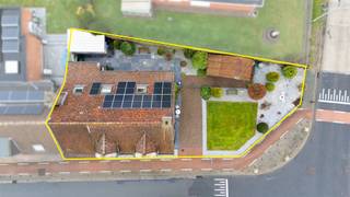 Charmante gezinswoning met 3 slaapkamers en inpandige garage Dit betreft een uitstekend gelegen halfopen bebouwing in klassiek landelijke stijl in...