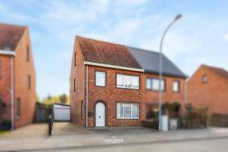Ontdek deze halfopen bebouwing op een uitstekende locatie in Belsele, met een combinatie van ruimte, structuur en mogelijkheden. De woning is...