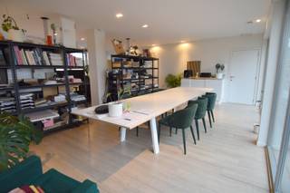 Deze aangename en functionele kantoorruimte van 65 m² is gelegen te Bissegem, op een absolute topligging vlak naast de R8 en op enkele minuten van de luchthaven Kortrijk–Wevelgem. Ideaal voor zelfstandigen of ondernemers die vlot bereikbaar willen zijn.<br /><br />U komt terecht in een praktische en comfortabele werkomgeving met:<br />- een ruime kantoorruimte<br />- een privéberging<br />- een privétoilet<br />- bijkomend een gemeenschappelijk toilet<br />- een gemeenschappelijke keuken<br />- een gemeenschappelijke doucheruimte<br /><br />De ligging garandeert een uitstekende bereikbaarheid en maakt dit pand bijzonder interessant voor professionele activiteiten die zichtbaarheid en mobiliteit vereisen.<br /><br />Extra troef: het verbruik van gas en elektriciteit is inbegrepen in de maandelijkse huurprijs.<br /><br />Klinkt dit als de ideale uitvalsbasis voor uw onderneming?<br />Aarzel niet en contacteer ons voor meer info of een bezoek ter plaatse.<br /><br />Beschikbaarheid: 01/04/2026<br />Huurprijs: 950 EUR/maand+ 150 EUR/maand vaste kosten (gas, water, elektriciteit)<br />Adres: Tuinwijklaan 4, 8501 Bissegem<br />Onze referentie: DEV4917<br />3 maanden huurwaarborg + onroerende voorheffing ten laste van de huurder<br />Commissie verhuurkantoor: 1 maand huur + btw<br />Kost registratie ten laste van de huurder