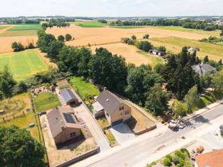 Voor meer info of een vrijblijvende waardebepaling van uw eigendom: gil.christiaens@homixx.be of 016 79 29 00.<br /><br />Bent u op zoek naar een stijlvolle woning waar ruimte, licht en rust centraal staan? Dan zal deze prachtige open bebouwing in de Gravenstraat te Holsbeek u ongetwijfeld weten te bekoren. Gelegen op een perceel van meer dan 11 are en met een bewoonbare oppervlakte van 247 m² geniet u hier van uitzonderlijk wooncomfort in een groene omgeving. Achteraan geniet u van een uniek vrij uitzicht zonder inkijk, wat zorgt voor maximale privacy.<br /><br />De woning verwelkomt u met een warme sfeer en veel natuurlijk licht. De lichtrijke, vernieuwde keuken vormt het hart van de woning en sluit naadloos aan op de ruime leefruimte, ideaal voor gezellige momenten met familie en vrienden.<br /><br />Dankzij de slaapkamer met aansluitende dressing en de badkamer op het gelijkvloers is deze woning bovendien levensloopbestendig. Verder beschikt u over vier extra volwaardige slaapkamers, een tweede comfortabele badkamer met douche en ligbad, toiletten op beide verdiepingen, een inpandige garage, geïntegreerde wasplaats en extra parkeerplaatsen.<br /><br />De woning werd kwalitatief afgewerkt met aluminium ramen en deuren. Op het gelijkvloers ligt een onderhoudsvriendelijke tegelvloer, terwijl de bovenverdieping afgewerkt werd met een warme eiken parketvloer. Verder zijn de verwarmingsinstallatie en de tweede badkamer volledig vernieuwd, wat maakt dat de woning volledig futureproof is.<br /><br />Het zonnige terras nodigt uit om in alle rust te genieten van de prachtige tuin en groene omgeving. Bovendien beschikt de woning over een gunstige EPC-score C van 220kWh, wat zorgt voor een degelijke energetische basis.<br /><br />Een unieke kans voor wie op zoek is naar een ruime, comfortabele gezinswoning op een uitstekende locatie in alle sereniteit.