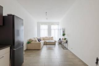 <b>Recent 1-slaapkamer appartement aan Slachthuissite<br /><br /></b>- Reeds 30% verkocht van project -<b><br /></b>Gelegen aan de Slachthuissite: een buurt die de laatste jaren enorme stappen heeft gemaakt en momenteel erg veel investeerders aantrekt door haar geschiedenis en veelbelovend toekomstperspectief.<br />De komende jaren zal hier een aanzienlijke <strong>transformatie </strong>plaatsvinden met verschillende nieuwe <strong>ontwikkelingsprojecten </strong>en <strong>herbestemmingen </strong>van historische panden.<br />Deze buurt biedt de bewoner een unieke mix van de authentieke, industriële charme en de moderne stadsvernieuwing.<br />In combinatie met een uitzonderlijk mooie mobiscore is het hier aantrekkelijk wonen voor wie wil genieten van het stadsleven, zonder in te boeten aan comfort en leefbaarheid.<br /><br />Het appartement zelf meet 59 m² en werd volledig <strong>gerenoveerd </strong>in 2008: voorzien van moderne afwerking en faciliteiten.<br />De EPC-score van B houdt in dat er geen renovatieverplichting geldt!<br />Er is een <strong>aparte slaapkamer </strong>die voldoende ruimte biedt voor een tweepersoonsbed en een kledingkast. De badkamer werd uitgerust met modern sanitair.<br />De lage maandelijkse kosten van slechts 25 euro maken dit appartement bijzonder aantrekkelijk voor zowel starters als investeerders.<br /><br /><strong>Bijzonderheden:<br /></strong><span>- Volledig verbouwd in 2008</span><br /><span>- Verhuurd - mits inachtname huurders</span><br /><span>- Aparte meters<br /></span>- Kelderberging