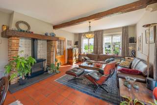 Op zoek naar een kwalitatieve en ruime open bebouwing? Deze charmante woning in landelijke stijl in Tisselt is gelegen in een doodlopende straat in een rustige woonwijk en combineert comfort, ruimte en energiezuinige extra’s.<br /><br />Met een bewoonbare oppervlakte van ca. 180 m² biedt deze woning een doordachte indeling en veel lichtinval. U betreedt de woning via de inkomhal met gastentoilet. De gezellige leefruimte met gashaard vormt het hart van de woning. Aansluitend bevindt zich de vernieuwde keuken met toegang tot de bijkeuken, een koele berging en inpandige garage. <br />Op de eerste verdieping geeft de nachthal uit op drie volwaardige slaapkamers en een badkamer met douche in bad, lavabo en toilet. Extra bergruimte is voorzien op de bergzolder.<br />Buiten geniet u van een uitstekend onderhouden en romantische tuin, een zonnig terras en een praktisch tuinhuis — ideaal voor ontspanning met het hele gezin. Een extra troef is zonder twijfel het poortje achteraan in de tuin, ideaal voor een aanhangwagen of tuinwerken! De zonneluifel aan het terras zorgt voor extra comfort op zonnige dagen. Vooraan beschikt de woning ook nog over oprit.<br />De woning is gelegen op een boogscheut van Mechelen en kent een uitstekende verbinding met Brussel en Antwerpen dankzij de nabijheid van de A12 en E19. De N16 zorgt op zijn beurt weer voor de uitstekende connectie met Mechelen en Sint-Niklaas.<br /><br />Extra troeven:<br />• 8 zonnepanelen<br />• Voldoende parkeergelegenheid<br />• Rustige en kindvriendelijke, maar toch centrale ligging<br />• Kwalitatieve, solide woning<br /><br />De woning is uiterlijk 1 november 2026 beschikbaar. Meer info en documenten op www.malines-group.be<br /><br />Stedenbouwkundige info: Vg - Wg - Gmo - Gvkr - Vv