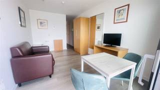 <p><span> Studio met frontaal zeezicht.</span></p><p><span> </span></p><p><span>Ontdek de onweerstaanbare charme van de Belgische kust met deze prachtige studio te koop in de Ocean Suite te Blankenberge. Geniet van adembenemende vergezichten op de Noordzee vanuit uw eigen comfortabele woning. Deze flat met zeezicht biedt alles wat u nodig hebt voor een ontspannen en comfortabel verblijf. Deze knusse studio biedt een slaaphoek, een gezellige leefruimte, een volledig afgewerkte douchekamer en een sfeervol terrasje. Het is de perfecte locatie voor een tweede verblijf aan zee of als investeringsvastgoed met een hoog verhuurpotentieel. De Ocean Suite is een luxueus gebouw dat bekend staat om zijn uitstekende locatie.Dit unieke appartement biedt een uitstekende locatie voor diegenen die op zoek zijn naar een exclusieve woning aan zee. </span></p><p><span>Het is vlak aan het strand gelegen en in de nabijheid van talrijke restaurants, winkels en recreatieve activiteiten. Centrum Blankenberge op 750m, beide Pier en SeaLife op anderhalve kilometer en Brugge op 15 minuten rijden of even lange treinrit verwijderd. De ideale uitvalsbasis aan de Belgische kust.</span></p><p><span> Twijfel niet langer en maak van deze kans gebruik om uw droom van een woning aan zee te verwezenlijken. Neem vandaag nog contact op met ImmoPorthouse voor meer informatie over deze exclusieve studio.</span></p><p><span> Het pand wordt verkocht onder het systeem van erfpacht. Door dit </span><span>aan te kopen, spaar je een groot bedrag uit. Daardoor kan je je richten op betere locaties die nu veel betaalbaar der zijn. Je betaalt dan wel jaarlijks een canon, toch zit daarin net het voordeel. Het is namelijk zo dat dit bedrag</span><span> </span><span>fiscaal aftrekbaar</span><span> is, afhankelijk van de persoonlijke situatie van de erfpacht nemer. Indien je aankoopt via een vennootschap is dat zelfs 100% aftrekbaar.</span></p><p><span>Bij aankoop betaal je geen 10% aan registratierechten, maar een 2%, dat bespaart je al een hele hoop centjes.</span></p><p><span> </span></p><p><span>Meer info Bel 050/41.55.50</span></p>
