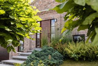 <p><strong><span>Ruime gezinswoning met mogelijkheden voor wonen en werken in Mollem (Asse)</span></strong></p>
<p><span>Bent u op zoek naar een ruime gezinswoning waar u wonen en werken perfect kunt combineren? Dan is deze veelzijdige woning, gelegen in het rustige en groene Mollem (Asse), zeker een bezoek waard. Dankzij de ruime indeling en tal van mogelijkheden is deze woning ideaal voor grote gezinnen, maar ook voor zelfstandigen die graag werk en privé onder één dak willen combineren.</span></p>
<p><span>Indeling</span></p>
<p><span>Bij het binnenkomen wordt u verwelkomd in een lichtrijke inkomhal die toegang geeft tot de bovengelegen leefruimte van maar liefst 42 m². Aansluitend bevindt zich de praktische en goed onderhouden keuken. Verder beschikt deze verdieping over een eerste slaapkamer met balkon, een apart toilet, een dressingruimte en een ruime badkamer met dubbele wastafel en ligbad.</span></p>
<p><span>Op de gelijkvloerse verdieping bevinden zich drie volwaardige slaapkamers (19,5 m², 17,5 m² en 13,5 m²). Daarnaast vindt u hier een tweede badkamer, uitgerust met een douche en toilet, een ruime kelderruimte en een inpandige garage met rechtstreekse toegang tot de tuin.</span></p>
<p><span>De zolderverdieping van maar liefst 55 m² biedt nog heel wat extra potentieel. Mits het plaatsen van een vaste trap kan deze ruimte perfect worden ingericht als extra slaapkamer, hobbyruimte, bureau of polyvalente ruimte.</span></p>
<p><span>Ook buiten heeft deze woning heel wat te bieden. De aangename tuin met vijver vormt de ideale plek om na een drukke werkdag helemaal tot rust te komen. Dankzij de zuidoostelijke oriëntatie geniet u bovendien van een mooie lichtinval en aangename buitenmomenten.</span></p>
<p><strong><span>Troeven</span></strong></p>
<ul>
<li><span>Gunstig EPC – geen renovatieverplichting</span></li>
<li><span>Zonnepanelen aanwezig</span></li>
<li><span>Zuidoostelijk georiënteerde tuin</span></li>
<li><span>Vier slaapkamers, met mogelijkheid tot uitbreiding</span></li>
<li><span>Zolderverdieping van 55 m² met extra potentieel</span></li>
<li><span>Inpandige garage met rechtstreekse toegang tot de tuin</span></li>
<li><span>Ideaal voor grote gezinnen en/of zelfstandigen</span></li>
</ul>
<p><span>Kortom, een unieke kans voor wie op zoek is naar een ruime en veelzijdige woning met tal van mogelijkheden, in een rustige en groene omgeving van Mollem.</span></p>
<p><span>Interesse? Contacteer ons vandaag nog voor een bezoek ter plaatse!<br /><strong>info@impromove.be - </strong></span><strong>02 887 80 56</strong></p>