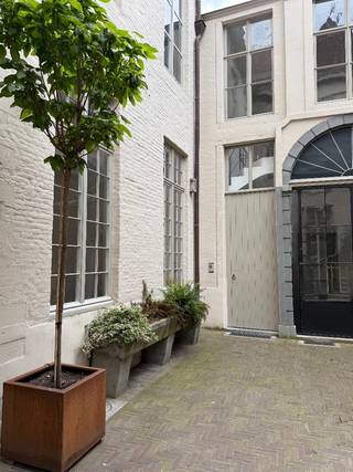 TE HUUR - GENT. In het hart van Gent, op de gegeerde locatie Gewad, bevindt zich deze ruime en karaktervolle kantoorruimte die zich uitstekend...