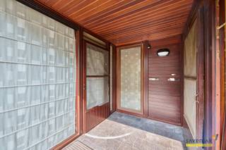 Dit voormalig handelspand is omgebouwd tot 2 studio's.Links bevindt zich nr 29. Er zijn twee slaapplekken, een badkamertje, toilet en keuken...