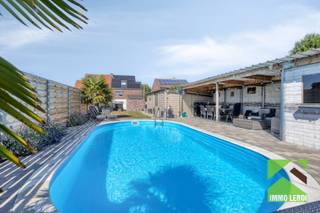 Op een mooi perceel van circa 9 are bevindt zich deze volledig gerenoveerde en uitstekend onderhouden gezinswoning. De woning combineert een verrassend ruime indeling met een verzorgde tuin, verwarmd zwembad en energiezuinige technieken. <br /><br />INDELING<br />Op het gelijkvloers vinden we een ruime woonkamer met groot schuifraam naar het terras en de tuin. De keramische tegelvloer is voorzien van vloerverwarming. Aansluitend bevindt zich de praktisch ingerichte keuken met stijlvol zwart marmeren werkblad. Verder is er een afzonderlijk gastentoilet.<br /><br />De eerste verdieping telt twee ruime slaapkamers, een badkamer met hoekbad (met wellness functies), inloopdouche en lavabo, en een apart toilet. Via een vaste houten trap bereik je de volledig afgewerkte zolderverdieping. Dankzij de Veluxramen en het uitstekend geïsoleerde dak vormt deze een volwaardige derde slaapkamer, bureau of hobbyruimte.<br /><br />Buiten geniet je van een ruim beklinkerd terras en een bijzonder verzorgde tuin. Achteraan bevindt zich het verwarmde zwembad met vernieuwde installatie, ideaal om tijdens de zomermaanden volop van de buitenruimte te genieten. Handig: via een veldweg kan je het perceel ook langs achteren bereiken.<br /><br />Troeven<br /> x Perceel van ca. 9 are<br /> x Volledig gerenoveerd en instapklaar<br /> x 3 volwaardige slaapkamers<br /> x Verwarmd zwembad<br /> x Warmtepomp en warmteboiler<br /> x Minstens 10 zonnepanelen<br /> x Energiezuinige technieken<br /><br />Lijkt deze woning wel iets voor jou? Plan dan snel een bezoek door te bellen naar 012 23 00 23 of stel je vragen aan roland@immo-leroi.be.