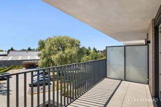 <strong>Ligging</strong><br />Op zoek naar een stijlvol, comfortabel en energiezuinig appartement op een toplocatie? Dit recente en volledig instapklare nieuwbouwappartement is gelegen in het centrum van Desselgem, vlak bij belangrijke verbindingswegen en op korte afstand van winkels, scholen, horeca en openbaar vervoer. Een<strong> ideale ligging</strong> voor wie comfortabel en centraal wil wonen.<br /><br /><strong>Indeling</strong><br />Via de inkomdeur kom je binnen in de lichtrijke leefruimte, die naadloos aansluit op de volledig uitgeruste open keuken met kwalitatieve toestellen zoals een vaatwasmachine, oven, koelkast, kookplaat en dampkap. Verder beschikt het appartement over een apart toilet, een praktische wasplaats/berging, twee volwaardige slaapkamers en een moderne badkamer met inloopdouche en stijlvol lavabomeubel.<br />Een <strong>absolute troef zijn de twee terrassen</strong>. Het zeer ruime achterterras biedt volop buitenruimte, terwijl het terras aan de voorzijde ideaal is voor een rustig koffiemoment. <br />Bij het appartement hoort bovendien een carport met ruime berging én een extra open autostaanplaats. Zowel de carport met berging als de autostaanplaats zijn <strong>inbegrepen in de verkoopprijs</strong>. Daarnaast is er een gemeenschappelijke fietsenberging aanwezig.<br /><br /><strong>Technisch</strong><br />Dit energiezuinige appartement is voorzien van <strong>individuele zonnepanelen</strong>, vloerverwarming op geothermie en een uitstekende isolatie. BEN-appartement met een uitzonderlijk laag E-peil onder E10. Het appartement is intussen <strong>volledig geschilderd en voorzien van gordijnen</strong>, waardoor het helemaal klaar is om meteen te betrekken.<br />De aankoop gebeurt onder het toepasselijke btw-tarief.<br /><br /><strong>Troeven</strong>
<ul>
<li>2 terrassen, waaronder een zeer ruim achterterras</li>
<li><strong>Carport met ruime berging inbegrepen in de prijs</strong></li>
<li><strong>Extra open autostaanplaats inbegrepen in de prijs</strong></li>
<li>Individuele zonnepanelen</li>
<li>Vloerverwarming op geothermie</li>
<li>Uitstekend geïsoleerd en EPC-label A</li>
</ul>
<strong>Contact</strong><br />Interesse in dit instapklare appartement met twee terrassen én bijzonder compleet parkeercomfort? Mis deze kans niet en plan vandaag nog uw bezoek via cedrik@real-immo.be of 0472/66.56.64.