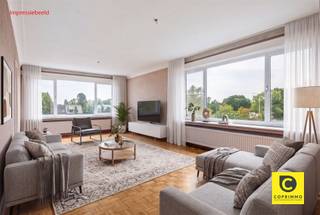 <h2><span>Te renoveren 3-slaapkamerappartement met terras en autostaanplaats </span></h2><p><span>Welkom in dit ruime te renoveren 3-slaapkamerappartement met een bewoonbare oppervlakte van ca. 115 m² en gunstig EPC, gelegen op de derde verdieping aan de Prins Boudewijnlaan 168 in Wilrijk. Dit appartement vormt een bijzonder interessante opportuniteit voor wie op zoek is naar een ruim renovatieproject met veel potentieel en mogelijkheden. Dankzij de ruime leefruimtes, drie volwaardige slaapkamers, het zuidgerichte terras en de interessante bestaande indeling beschikt het appartement over een uitstekende basis. Bovendien biedt de niet-dragende muur tussen de keuken en leefruimte de mogelijkheid om de woning volledig te transformeren naar een moderne open leefruimte met een ruime keuken en kookeiland.</span></p><h3><span>Ligging</span></h3><p><span>Het appartement bevindt zich aan de Prins Boudewijnlaan in Wilrijk, een vlot bereikbare en gegeerde locatie met een goede verbinding naar zowel Wilrijk als Antwerpen en de omliggende gemeenten. Dankzij de ligging zijn verschillende voorzieningen, winkels, scholen en horecazaken vlot bereikbaar. Ook de belangrijkste invalswegen en het openbaar vervoer bevinden zich in de nabije omgeving, waardoor zowel het centrum van Antwerpen als de omliggende gemeenten gemakkelijk bereikbaar zijn.</span></p><p><span>Een ideale ligging voor wie de combinatie zoekt van bereikbaarheid, voorzieningen en een aangename woonomgeving.</span></p><h3><span>Indeling</span></h3><p><span>Via de inkomhal betreedt u het appartement. De zeer ruime inkomhal vormt het centrale punt van de woning en zorgt voor een aangename verbinding tussen de verschillende ruimtes. Hier bevindt zich eveneens een praktische vestiairekast.</span></p><p><span>Vanuit de inkomhal komt u terecht in de ruime en zeer lichtrijke leefruimte. Dankzij de vele raampartijen geniet deze ruimte van een mooie natuurlijke lichtinval. De vloer is momenteel voorzien van een goed onderhouden blokjesparket, wat een mooie basis vormt voor de verdere renovatie.</span></p><p><span>Aansluitend bevindt zich de volledig geïnstalleerde keuken. Deze is momenteel praktisch ingericht in een U-vorm en beschikt over de nodige voorzieningen, met uitzondering van een vaatwasser.Een belangrijk pluspunt voor toekomstige verbouwers is dat de muur tussen de keuken en de leefruimte geen dragende muur is. Hierdoor zijn er verschillende mogelijkheden om de huidige indeling te optimaliseren. Zo kan de keuken bijvoorbeeld worden opengetrokken naar de leefruimte en kan er een moderne open keuken met kookeiland worden gecreëerd. Hierdoor ontstaat een ruime, open en hedendaagse leefruimte die volledig kan worden aangepast aan de wensen van de nieuwe eigenaar.</span></p><p><span>Via de keuken heeft u toegang tot het zuidgerichte terras van ca. 6 m². Dankzij de zuidoriëntatie geniet u hier van een aangename hoeveelheid zon. Er is tevens een praktische opbergkast voorzien.</span></p><p><span>Vanuit de leefruimte komt u opnieuw in de inkomhal, vanwaar de drie slaapkamers bereikbaar zijn. Het appartement beschikt over drie volwaardige slaapkamers van respectievelijk ca. 14 m², 12,5 m² en 9 m². </span></p><p><span>De badkamer is uitgerust met een ligbad, lavabo met spiegelkast en mechanische ventilatie. Ook deze ruimte biedt dankzij de renovatiemogelijkheden de kans om een volledig nieuwe en moderne badkamer te creëren. Verder is er nog een apart gastentoilet aanwezig.</span></p><p><span>Tot slot beschikt het appartement over een ruime autostaanplaats in het gebouw, bereikbaar via de automatische poort. Deze staanplaats dient verplicht mee aangekocht te worden voor 13.500 euro. </span></p><h3><span>Troeven</span></h3><ul><li><span>Ca. 115 m² bewoonbare oppervlakte</span></li><li><span>Te renoveren appartement met zeer veel potentieel</span></li><li><span>3 volwaardige slaapkamers </span></li><li><span>Mogelijkheid tot open keuken met kookeiland dankzij niet-dragende keukenmuur</span></li><li><span>Zuidgericht terras van ca. 6 m²</span></li><li><span>Gunstig EPC-label B</span></li><li><span>Asbestveilig</span></li><li><span>Dak gerenoveerd en geïsoleerd conform de doelstelling 2050</span></li></ul><p><span> </span></p><p><span>Kortom: een ruim appartement met een uitstekende basis en vooral heel wat mogelijkheden voor wie bereid is de handen uit de mouwen te steken. Een ideaal renovatieproject om een ruime, moderne en volledig gepersonaliseerde woonomgeving te creëren.</span></p>