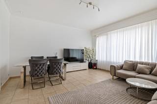 Achter deze gevel schuilen er maar liefst 8 piekfijn onderhouden appartementen, middenin een bruisende buurt vol winkels, groene parken en...