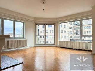 <strong>Dit appartement is beschikbaar vanaf 1 juli 2026! Vroeger bespreekbaar!<br />Vaste kosten: € 100,00 per maand<br />Bewoners parkeren is hier van toepassing.</strong><br /><br />Dit volledig opgefriste appartement biedt een aangename en comfortabele woonomgeving. Het beschikt over twee volwaardige slaapkamers en is centraal gelegen, wat zorgt voor een vlotte bereikbaarheid.<br /><br />Dankzij de uitstekende ligging bevindt u zich op wandelafstand van het centrum van Hasselt, met tal van winkels, horeca en voorzieningen binnen handbereik. Ook het ziekenhuis, het stadspark en het cultureel centrum bevinden zich in de onmiddellijke nabijheid.<br /><br />Deze combinatie van comfort, ruimte en een topligging maakt het appartement ideaal voor wie rustig wil wonen met alles dichtbij.<br /><br />Word jij de nieuwe bewoner van dit prachtig appartement? Surf naar www.vdv-vanderveken.be, kies bij “TE HUUR” voor dit pand en vul de kandidatenfiche in (klik in het gouden balkje op “Ik wil dit pand graag huren!”). Wij contacteren je voor een afspraak!