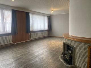 Vlakbij het centrum van Kapellen vindt u dit appartement op de eerste verdieping. De indeling gaat als volgt: inkomhal met gastentoilet, gezellige L-vormige woonkamer, ruime keuken voorzien van hedendaags comfort, badkamer met bad/douche en wastafel, twee volwaardige slaapkamers en een kelderberging.<br />Alle nutsvoorzieningen zijn individueel en er zijn geen gemeenschappelijke kosten.<br />Contacteer ons voor een bezoek ter plaatse: 03/568.03.03 of info@vastgoed03.be