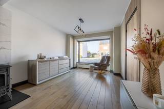TE KOOP MET PRE-VIEW: enkel op afspraak.<br /><br />Op een centrale in Merksplas, vlak bij winkels, scholen, openbaar vervoer en andere dagelijkse voorzieningen, vinden we deze gezellige woning met een praktische indeling, aangename leefruimtes en een aantal interessante extra troeven.<br /><br />INDELING:<br />Bij het binnenkomen betreedt u een ruime inkomhal. Deze biedt toegang tot de kelder, een apart gastentoilet en een praktische wasplaats/berging. Vanuit de inkomhal is er eveneens rechtstreeks toegang tot de leefruimte.<br /><br />De leefruimte vormt het hart van de woning en beschikt over een gezellige houtkachel, die zorgt voor extra warmte en sfeer. Dankzij de open indeling geniet de ruimte van een aangenaam gevoel van openheid. Vanuit de leefruimte komt u in de open keuken, die voorzien is van de nodige toestellen.<br /><br />Op de eerste verdieping bevinden zich twee slaapkamers en een gerenoveerde badkamer. Deze is uitgerust met een ruime inloopdouche en een enkele lavabo. Op de nachthal zijn bovendien ingemaakte kasten aanwezig, wat zorgt voor extra opbergruimte.<br /><br />Daarnaast beschikt de woning over een ruime zolder die momenteel dienstdoet als bergruimte. Deze ruimte biedt echter nog tal van mogelijkheden.<br /><br />De woning beschikt over een omheinde tuin, waar u in alle rust kunt genieten van het buitenleven. Naast de woning bevindt zich een servitudeweg die toegang geeft tot de achterzijde, waar tevens een privatieve carport gelegen is. <br /><br /><br />BIJZONDERHEDEN: <br />- Centrale locatie<br />- Gunstige Oriëntatie <br />- Omheinde tuin<br />- Zeer ruime leefruimte<br /><br />Voor meer info of een bezoek ter plaatse kan u vrijblijvend contact opnemen met Lieselotte op 03.227.58.58 of lieselotte@reds.be.
