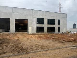 Wommelgem nieuwbouw magazijn van 720m² met kantoren verdeeld over 2 verdiepingen van 225m² in de industriezone van Wommelgem.<br />Modern magazijn met hoogte van +/- 9m.<br />Goed gelegen nabij het rondpunt in Wijnegem.<br /><br />- Magazijn 720m²<br />- Kantoor op 2 verdiepingen langs de straatkant van 225m²<br />- 1 ruime sectionaal poort van 4,5 op 5m<br />- Parkings