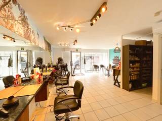 Voor alle info of een bezoek bel 0470 79 24 20:Ben jij op zoek naar een commercieel pand met tal van mogelijkheden, dit pand is ideaal gelegen in het...