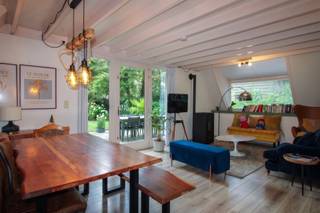 <p><span>Op het recreatiedomein Sonnevijver te Rekem stellen wij u met plezier deze vakantiewoning voor!</span></p><p><span> </span></p><p><span>Deze vakantiewoning is ideaal gelegen voor liefhebbers van natuur en beweging, met het prachtige Nationaal Park Hoge Kempen vlakbij. Hier geniet u van uitgestrekte wandel- en fietsroutes in een unieke omgeving. Bovendien biedt het domein zelf een bijzondere troef: een afgesloten privémeer met exclusief strand, enkel toegankelijk voor bewoners. Perfect om te zwemmen, suppen, vissen of gewoon te ontspannen aan het water. En dat alles op korte afstand van het bruisende Maastricht.</span></p><p><span> </span></p><p><span>Deze fantastische chalet die wij u mogen aanbieden, beschikt gelijkvloers over een mooie, lichtrijke woonkamer en de keuken is comfortabel uitgerust met o.a. een oven, inbouwkoelkast, kookplaat met dampkap en spoelbak. </span></p><p><span>Er bevindt zich 1 slaapkamer gelijkvloers, alsook de badkamer die uitgerust is met een toilet, wastafel en douche. <br />Op de verdieping zijn nog twee volwaardige slaapkamers en een handig overloopje als extra bergruimte. </span></p><p><span> </span></p><p><span>Buiten is het minstens even aangenaam vertoeven: via het grote schuifraam bereikt u het ruime terras en de prachtige tuin, die veel privacy biedt en uitnodigt tot ontspannen en genieten!</span></p><p><span> </span></p><p><span>Een aparte buitenberging biedt extra opslagruimte en beschikt over een aansluiting voor de wasmachine.</span></p><p><span> </span></p><p><span>Pluspunten:</span></p><p><span> </span></p><p><span>- 3 slaapkamers, waarvan 1 gelijkvloers</span></p><p><span>- Elektriciteit vernieuwd in 2025 en conform</span></p><p><span>- Pelletkachel vernieuwd in 2022 </span></p><p><span>- Elektrische boiler vernieuwd in 2026</span></p><p><span>- Inboedel mogelijk over te nemen</span></p><p><span> </span></p><p><span>Bijzonderheden:</span><span><br /><br /></span></p><p><span>- Erfpachtvergoeding: Definitieve van 2025 €3235,14 en voorlopige van 2026 €3374,06 (indexeerbaar). </span></p><p><span>- Beheersvergoeding: Definitieve van 2025 €691.65/jaar en voorlopige van 2026 €721.35 (incl. 21% BTW indexeerbaar). </span></p><p><span>- Op de koopsom komt er een 5% registratierechten overdracht erfpacht (+-€5.450), alsook een cumulatieve waarde van 5% op de waarde van de resterende erfpacht (+-€8603;85, onder voorbehoud van fouten, de notaris maakt de definitieve afrekening steeds!)</span></p><p><span>- Geen domicilie mogelijk.</span></p><p><span>- Geen hypothecair krediet mogelijk.</span></p><p><span> </span></p><p><span>BEZOEKEN KUNNEN INGEPLAND WORDEN VANAF 17/08!</span></p><p><span> </span></p><p><span>Wij gaan graag met u ter plaatse kijken! U kan hiervoor een afspraak maken op het nummer 0484.35.70.31 of via mail naar diana@jemar.be!</span></p><p><span> </span></p><p><span>“Dit pand is onderhevig aan de renovatieverplichting die door de Vlaamse overheid wordt opgelegd voor residentiële gebouwen. Consulteer voor meer informatie de website van het Vlaams Energie- en Klimaatagentschap via <span>https://www.energiesparen.be/renovatieverplichting-residenti%C3%ABle-gebouwen-2023</span></span><span>”</span></p><p><span><br /><br /></span></p>
