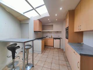 Deze woning biedt een mooie basis voor wie op zoek is naar een eigen project. Op het gelijkvloers vind je een gezellige woonkamer met deels ingerichte keuken. Aansluitend bevindt zich de badkamer met ligbad, toilet en lavabo, én een ruime aparte wasplaats. Achteraan geniet je van een onderhoudsvriendelijke tuin met tuinhuis.<br /><br />Op de eerste verdieping zijn er twee volwaardige slaapkamers. Dankzij de vaste trap krijg je toegang tot de geïsoleerde zolder, die mogelijks extra mogelijkheden biedt (hobbyruimte, bureau, …).<br /><br />Met zijn 162 m² bewoonbare oppervlakte is deze woning een ideaal opfrisproject voor een handige starter of een interessante opportuniteit voor investeerders.<br /><br />Meer info of een bezoek? Laat het ons gerust weten!