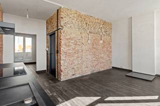 Wees welkom in twintig-zestig-Antwerpen. We blijven het van de daken schreeuwen, 2060 is aan een heuse opmars bezig en daar wordt leuk op ingespeeld door de buurt! Zo kom je om de hoek aan bij Brandbar waar je de lekkerste koffie's en vegan lunches nuttigt, voor een culinair hoogstandje kan je dan weer terecht in de verfijnde keuken van Bistrot du Nord.<br /><br />Om de hoek van Park Spoor Noord is dit 1 SLK-appartement, op de derde verdieping van een kleinschalig gebouw, op jou aan het wachten. Het gebouw heeft een brede inkomhal waar je jouw fiets veilig kan wegzetten. Het is een ideale starterswoning voor een echte stadsmus. Ook ideaal als tweede verblijf of als interessante investering!<br /><br />De catchy industriële look van dit appartement springt helemaal in het oog. Het appartement werd reeds opgefrist, maar alsnog biedt het de mogelijkheid om jouw persoonlijke visie tot leven te brengen. Het heeft één slaapkamer, een lichtrijke eet- en leefruimte en de keuken is uitgerust met een vaatwasser, oven, kookplaat en opbergkasten. De badkamer is voorzien van een douche, toilet en lavabo. Verder is er nog een inpandig terras, ideaal om weg te dromen met een lekker glaasje wijn MAAR er is ook nog een extra enorm (niet-vergund) dakterras! <br /><br />Interesse? Neem dan snel contact op voor een bezoek via: 03/43.51.33 of info@jamar.immo<br /><br />Troeven: <br />- Leuke ligging, nabij park Spoor Noord<br />- Kleinschalig gebouw = lage gemeenschappelijke kosten<br />- Buitenruimte<br />- AREI conform<br />- EPC klasse B<br /><br />Wg, Vg, Vkr, Gvv, Gmo