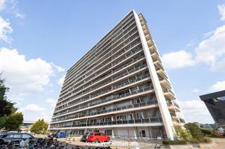 <p><span>Appartement spacieux avec 2 chambres spacieuses</span></p><p><span> </span></p><p><span>Cet appartement est extrêmement bien situé. Il comprend un hall d'entrée spacieux, un séjour avec cheminée, une cuisine, une terrasse, une salle de bains récemment rénovée avec douche à l'italienne, des toilettes séparées, deux chambres à coucher avec une deuxième terrasse. </span></p><p><span>Cet appartement est idéal à la fois pour un investissement et pour une occupation par le propriétaire. L'appartement est habitable immédiatement, la cuisine a besoin d'être rénovée, mais avec quelques améliorations mineures, cet appartement est complètement prêt à être emménagé.</span></p><p><span> </span></p><p><span>Appartement prêt à l'emploi avec 2 terrasses spacieuses, situé au 5ème étage à distance de marche du centre de Malines.</span></p><p><span> </span></p><p><span>Hall d'entrée avec porte de sécurité et vestiaire, le couloir mène aux 2 chambres, à la nouvelle salle de bain et aux toilettes. Le salon <br /> et la nouvelle cuisine s'ouvrent sur une terrasse spacieuse avec une vue sublime sur le centre ville de Malines.</span></p><p><span> </span></p><p><span>Une cave privée et un local à vélos commun sont disponibles.</span></p><p><span>Ce bien vous intéresse ? Venez découvrir ses atouts sur place et prenez rendez-vous : 015/755 444 ou info@immovercammen.be </span></p><p><span> </span></p>