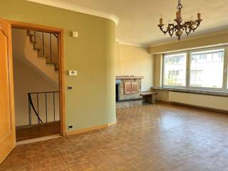<p>Ben je op zoek naar een woning die je volledig naar eigen smaak en wensen kan renoveren? Dan is deze bel-etagewoning aan de Canadalaan 40 in Stabroek zeker het bekijken waard.</p>
<p>De woning dateert van 1976 en beschikt over een praktische indeling met een inpandige garage, wasplaats, tuin, een ruime leefverdieping en 3 slaapkamers. Een bijzonder pluspunt is het aangename open uitzicht aan de achterzijde, waar je uitkijkt over een weide/speelruimte. Ook sport- en recreatiemogelijkheden bevinden zich in de nabije omgeving.</p>
<p>Indeling: Via de inkom kom je op het gelijkvloers, waar zich een inpandige garage bevindt. Aansluitend is er een wasplaats/berging met toegang tot de tuin. De tuin biedt bovendien een mooi zicht op de achterliggende open ruimte, wat voor extra licht en een aangenaam gevoel van ruimte zorgt. De eerste verdieping omvat een ruime leefruimte met aansluitende keuken. Daarnaast is er een praktische berging. Op de tweede verdieping bevinden zich drie slaapkamers en de badkamer.</p>
<p>De woning is te renoveren en biedt hierdoor de mogelijkheid om ze volledig aan te passen aan de eigen smaak en het hedendaagse wooncomfort. Dankzij het EPC-label B en de vernieuwde verwarmingsinstallatie is er alvast een goede technische basis.</p>
<p>De Canadalaan bevindt zich in een rustige woonomgeving in Hoevenen, deelgemeente van Stabroek. In de omgeving zijn scholen, winkels, openbaar vervoer en verschillende recreatiemogelijkheden aanwezig. Ook de centra van Stabroek en Kapellen zijn vlot bereikbaar.</p>
<p>Voor sport- en vrijetijdsliefhebbers is er heel wat aanbod in de gemeente. Het Sportcentrum van Stabroek beschikt onder andere over tennis, padel, atletiek, voetbal en petanque. Daarnaast zijn er verschillende sportvelden en speelterreinen in de gemeente.</p>
<p>Ook het openbaar vervoer is goed uitgebouwd, met verschillende busverbindingen richting onder meer Antwerpen, Kapellen, Brasschaat, Schoten en Putte.</p>
<p>Deze woning is ideaal voor wie op zoek is naar een ruime gezinswoning met 3 slaapkamers, garage en tuin, en tegelijk graag de handen uit de mouwen steekt om de woning naar eigen smaak te moderniseren.</p>
<p></p>