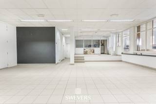 Interesse? Meer informatie op www.SWEVERS.be. - In de Dr. Vanderhoeydonckstraat 22-22a in Lummen ontdek je een uniek eigendom waar wonen en...