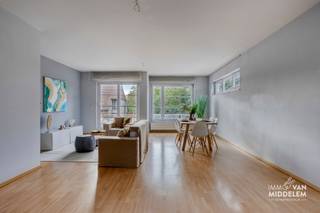 <strong>Immo Van Middelem verkoopt dit instapklare en zeer goed onderhouden duplexappartement (bouwjaar 2001), rustig gelegen aan de rand van Erembodegem. Het appartement heeft een bewoonbare oppervlakte van ca. 137 m² en beschikt over 3 slaapkamers, een aangenaam terras, een garage en een praktische berging.</strong><br /><br />De indeling is als volgt (1e VERDIEPING):<br />- inkomhal met vestiaire, woonkamer, keuken, berging, WC.<br />- DUPLEX-verdieping: nachthal, WC, 3 slaapkamers, badkamer (douche en ligbad).<br />- Losstaande garage<br />- Losstaande berging<br /><br />LAGE gemeenschappelijke lasten: ± 81€/maand (onderhoud haag + gebouw).<br />Individuele tellers. Condenserende ketel op gas.<br />GUNSTIG EPC: 158 kWh/m².jaar (UC: 0003912821).<br />Vrij bij akte.