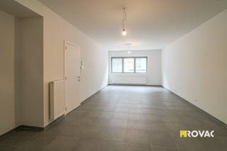 Appartement vlakbij de Grote Markt van Izegem op de gelijkvloerse verdieping bestaande uit inkom met apart toilet, ruime living met open...