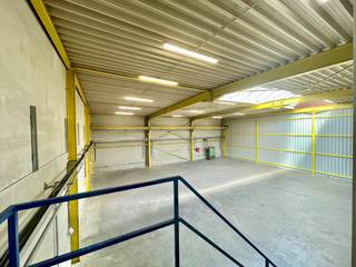 Ruime opslag of productieruimte met VERSCHILLENDE OPPORTUNITEITEN gelegen in ambachtelijke zone te Kruisem. Het gebouw beschikt over een...