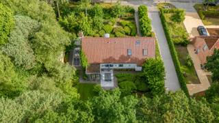 Ontdek deze<strong> prachtige villa </strong>in het idyllische Waasmunster. Gelegen <strong>temidden van het groen </strong>vormt deze woning de <strong>perfecte uitvalsbasis voor heerlijke wandelingen</strong>. Toch blijft u op fietsafstand van het dorpscentrum, met winkels, scholen en sportfaciliteiten vlakbij en geniet u - dankzij de nabijheid van de E17 - bovendien van een <strong>vlotte verbinding naar Antwerpen en Gent</strong>.<br /><br />Vanaf minuut één word je ondergedompeld in de <strong>gezellige, landelijke stijl</strong> van deze <strong>recente villa</strong> (bouwjaar 2010). <br />Op het gelijkvloers bevindt zich de <strong>master bedroom met ensuite badkamer </strong>(met bad, douche, dubbele wastafel), een mooie dressing én een groot raam met zicht op de tuin. Opstaan en meteen genieten van het groen, dus. In de <strong>prachtig aangelegde tuin</strong> rondom het hele huis heb je veel privacy en de hele dag zon op het <strong>zuid gerichte terras</strong>. Nog meer sfeer in de woonkamer met zijn <strong>eiken parketvloer en orangerie</strong>. De <strong>grote raampartijen</strong> trekken de aangename, natuurlijke lichtinval in elk seizoen naar binnen. De volledig geïnstalleerde, open keuken met eiland vormt een heerlijke plek om samen te koken, te praten en te genieten. Een aansluitende kelderruimte voorziet extra bergruimte.<br /><br />Verder op het gelijkvloers: een bureauruimte die ook dienst kan doen als extra slaapkamer. Aansluitend bevindt zich een <strong>polyvalente ruimte</strong>, met aansluitingen voor wasmachine en droogkast, en rechtstreekse toegang tot de tuin — ook<strong> ideaal voor een vrij beroep </strong>of<strong> </strong>als hobbyruimte. De woning heeft verder een <strong>ruime oprit </strong>en extra parkeergelegenheid voor meerdere wagens aan de straatzijde.<br />Op de eerste verdieping vind je een ruime nachthal, <strong>drie comfortabele slaapkamers</strong>, waarvan één met douche en toilet. <br /><br />Deze villa is een zeldzame kans in Waasmunster voor wie op zoek is naar een woning waar <strong>energiezuinigheid, groen en comfort </strong>samenkomen.<br />Bel voor info of een vrijblijvend bezoek naar : 03 502 98 74 of mail naar alexandra@claves.be<br /><br /><span><em>Vastgoedinfo in aanvraag</em></span>