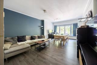 Bent u op zoek naar een instapklaar appartement met 2 à 3 slaapkamers? Of bent u eerder op zoek naar een interessante investering met een aantrekkelijk verhuurpotentieel? Dan stellen wij u graag dit verzorgd appartement voor, gelegen op de eerste verdieping, op een uitstekende locatie nabij het Rivierenhof.<br /><br />Indeling<br />U betreedt het appartement via de centrale inkomhal. Vooraan bevindt zich de woonkamer (26,50m²), met voldoende ruimte voor een salon en eetplaats. Aansluitend bevindt zich een eerste kamer, die kan worden ingericht als slaapkamer of bureel.<br />Centraal treffen we de badkamer aan, voorzien van een inloopdouche en dubbele lavabo. Daarnaast is er een apart toilet aanwezig.<br />Achteraan bevindt zich de ruime keuken (14m²), uitgerust met de nodige toestellen en voorzien van plaats voor een wasmachine en droogkast. Via de centrale inkomhal bereikt u nog de tweede en daarachter de derde slaapkamer.<br />Bij dit appartement hoort de privatieve kelderberging gemerkt "KOLEN 2".<br /><br />Ligging<br />Het appartement is uitstekend gelegen, op wandelafstand van winkels, scholen en het Rivierenhof. Ook belangrijke verbindingswegen en het openbaar vervoer bevinden zich in de nabije omgeving. Kortom: een centrale ligging met alles binnen handbereik!<br /><br />Pluspunten<br />- 2 à 3 slaapkamers<br />- Kelderberging inbegrepen<br />- Elektriciteit conform tot en met 2046<br />- Hoofddak vernieuwd en geïsoleerd in 2025<br />- HR-beglazing<br />- Energielabel B<br />- Interessant als investering voor verhuur<br /><br />Wenst u meer informatie of plant u graag een bezichtiging in? Neem dan contact op met One Vastgoed via 03 360 85 30.