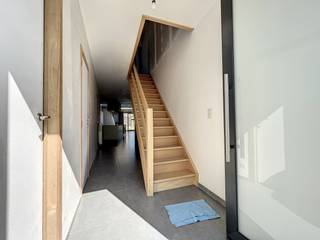 We vinden deze vernieuwde woning terug nabij het centrum van Staden, op wandelafstand van diverse handelszaken.Bij het betreden van de woning komen...