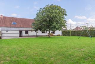 <strong>Charmante woning met 6 slaapkamers, garage en gezellige tuin op 695 m².</strong><br /><br />Deze verrassend ruime open bebouwing bevindt zich in een groene omgeving en vlak bij het Grote Netewoud. Tegelijk liggen de dagelijkse voorzieningen van Meerhout in de nabije omgeving, ook de omliggende gemeenten zijn vlot bereikbaar. De aansluiting op de E313 is goed bereikbaar; Meerhout wordt via complex Geel-Oost op de E313 ontsloten. Hier woon je dus groen en rustig, zonder afgelegen te zijn.<br /><br />Bij het betreden van de woning valt meteen het royale volume op. De ruime woon- en eetkamer geniet van veel natuurlijke lichtinval en wordt gekenmerkt door de zichtbare houten balken en de gezellige haard, die de leefruimte extra karakter geven.<br /><br />De afzonderlijke keuken is functioneel ingericht en kijkt uit op de tuin.<br /><br />Verder beschikt de woning over een badkamer met zowel ligbad als douche, praktische berg- en wasruimte, een inpandige garage en een kelder.<br /><br />De woning telt in totaal 6 slaapkamers, verspreid over de verschillende verdiepingen. Hierdoor is er niet alleen voldoende ruimte voor een groot gezin, maar zijn er ook mogelijkheden voor een thuiskantoor, hobbykamer, logeerkamer of speelruimte.<br /><br />Daarnaast bevindt zich onder het dak nog een ruime, deels onafgewerkte zolder. Ook hier zijn bijkomende mogelijkheden aanwezig voor wie het volledige potentieel van de woning wil benutten.<br /><br />De ruime en groene achtertuin is volledig omheind en is voorzien van een overdekt terras, waar je kan genieten in alle rust en privacy.<br /><br />Kenmerken:
<ul>
<li><span>Charmante en zeer ruime open bebouwing </span></li>
<li><span>6 slaapkamers </span></li>
<li><span>Groene, maar toch centrale ligging</span></li>
<li><span>Renovatie- en optimalisatiepotentieel </span></li>
<li><span>Renovatieverplichting van toepassing</span></li>
</ul>
<br />Interesse?<br />We nemen graag de tijd om je deze woning ter plaatse te laten ontdekken.<br />📞 014 84 83 69<br />✉️ info@sublimmo.be<br />
