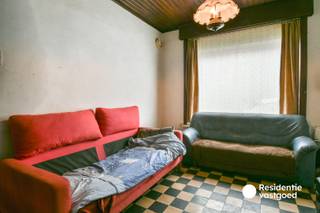 Op zoek naar een renovatieproject om uw eigen woondroom waar te maken of als investering? Dan is deze woning in de Poperbosstraat 12 te Torhout een unieke kans! Gelegen in een rustige en groene buurt nabij het centrum van Torhout met alle voorzieningen zoals winkels, restaurants, scholen, trein- en busstation op wandelafstand.<br /><br />De woning omvat op het gelijkvloers een inkomhal, ruime leefruimte, in te richten keuken, veranda, badkamer en een apart toilet. Op het verdiep zijn er twee ruime en volwaardige slaapkamers, er is mogelijkheid tot een derde slaapkamer op de zolderverdieping die te betreden is via een vaste trap. <br /><br />De buitenomgeving omvat een groene stadstuin.<br /><br />Warm geworden om uw woondroom te realiseren? Contacteer ons vandaag nog voor een bezoek ter plaatse of meer informatie!<br /><br />Deze woning wordt aangeboden met een richtprijs. Ieder bod lager of hoger dan deze richtprijs wordt overgemaakt aan de eigenaars die al dan niet het bod kunnen aanvaarden.<br /><br />Neem voorsprong met een vrijblijvende schatting via:<br />www.residentievastgoed.be/gratisonlineschatten