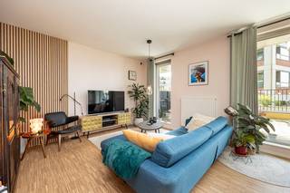 Looking for a move-in-ready duplex apartment with abundant natural light, character, and a prime location? This stylish apartment in Residence "Nieuwe Kade" (built in 2017) is ideally situated near Eilandje and Park Spoor Noord, combining a well-designed layout with high-quality finishes.<br />The first floor features an entrance hall with a guest toilet and storage room, a bright living area with a fully equipped open-plan kitchen, and access to the spacious south-facing terrace (26 m²) fitted with a sun awning. Warm parquet flooring extends throughout the entire apartment. The staircase is illuminated by a large window and enhanced by a unique suspended net, creating a cozy relaxation area.<br />The second floor offers two spacious bedrooms with built-in wardrobes, a stylish bathroom with a walk-in shower and double washbasin, a second separate toilet, and a second south-facing terrace (8 m²), accessible from both bedrooms.<br /><br />Key features:<br />Energy-efficient (EPC A) and compliant electrical installation<br />Two south-facing terraces (26 m² & 8 m²)<br />Lift, video intercom, individual gas heating, and Renson ventilation system<br />Bicycle storage and underground parking space<br />Low communal charges<br />Within walking distance of Park Spoor Noord, the MAS Museum, shops, and restaurants<br />The underground parking space must be purchased separately for €30,000.<br /><br />The floor plan, EPC certificate, and electrical inspection report are available on the Wellimmo website under "Documents".<br /><br />Interested? Contact us at info@wellimmo.net or call +32 3 225 00 68.