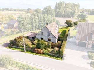 Op een vlot bereikbare ligging aan de Burchtstraat in Maldegem bevindt zich deze solide open bebouwing. De combinatie van een bewoonbare oppervlakte van 211 m², drie slaapkamers en een veelzijdige buitenruimte maakt dit een complete woning voor wie comfortabel wil wonen. U bent hier bovendien in een mum van tijd op de grote baan, alsook in het centrum van Maldegem.<br /><br />Op het gelijkvloers vormt de leefruimte het centrale hart van de woning. De living en eetruimte sluiten mooi op elkaar aan en staan in directe verbinding met de keuken. Deze indeling creëert een aangename leefomgeving waarin koken, tafelen en ontspannen moeiteloos in elkaar overvloeien. Verder beschikt de benedenverdieping over een praktische inpandige garage, een berging en een handige bureauruimte.<br /><br />Op de eerste verdieping beschikt de woning over drie slaapkamers en een badkamer. Daarnaast is er ook nog een ruime zolder hierboven aanwezig die extra mogelijkheden of stockageruimte biedt.<br /><br />Ook buiten is het aangenaam vertoeven. De tuin is een fijne aanvulling op de leefruimtes en is voorzien van een automatisch bewateringssysteem, een handig tuinhuis en een serre. Aan de zijkant van de woning bevindt zich bovendien een carport.<br /><br />Op technisch vlak is een belangrijk aandachtspunt reeds volledig in orde: de woning beschikt over een asbestveilig attest. Er is ook geen renovatieplicht Dit biedt u de perfecte kans om de woning, die momenteel op te frissen is, op eigen tempo verder te moderniseren en naar uw hand te zetten.<br /><br />Een complete gezinswoning met potentieel waar ruimte en een uitstekende bereikbaarheid mooi samenkomen. Neem voor meer informatie of een bezichtiging contact op met Sichon Huysser van Immo Francois Meetjesland.<br /><br />