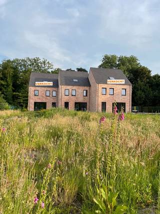 Deze nieuwbouwwoning op de grens van Stekene en Sint-Gillis-Waas, met een bewoonbare oppervlakte van 259m² en dit op een perceel bouwgrond van...