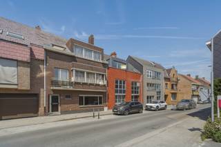 Bent u op zoek naar een interessante investering met onmiddellijke en stabiele huuropbrengsten? Dan is dit volledig verhuurde appartementsgebouw in Oudenburg zeker een bezoek waard. Het gebouw, opgericht in 2001, omvat drie ruime appartementen met telkens twee slaapkamers en biedt een uitstekende combinatie van wooncomfort, energiezuinigheid en rendement.<br /><br />De eigendom heeft een bewoonbare oppervlakte van 238 m² en een perceel van 225 m². Het is volledig uitgerust met aluminium schrijnwerk voorzien van dubbele beglazing en centrale verwarming op aardgas. De gunstige EPC-labels B en C zorgen ervoor dat u investeert in een gebouw dat voldoet aan de hedendaagse energievereisten.<br /><br />Elk appartement beschikt over een praktische indeling met een lichtrijke leefruimte, een functionele keuken, twee slaapkamers en een badkamer. Daarnaast genieten de bewoners van een eigen buitenruimte in de vorm van een terras of koer, wat de aantrekkelijkheid van het gebouw alleen maar vergroot.<br /><br />Dankzij de volledige verhuur geniet u van een maandelijkse huurinkomst van € 2.369,52, goed voor een jaarlijkse opbrengst van € 28.434,24. Hierdoor vormt de eigendom een ideale opportuniteit voor investeerders die op zoek zijn naar een zorgeloze belegging met een onmiddellijk rendement en een sterk langetermijnpotentieel.<br /><br />Kortom, dit opbrengsteigendom combineert een gunstige ligging in Oudenburg met een solide bouwkwaliteit, een stabiele verhuursituatie en aantrekkelijke huuropbrengsten. Een interessante investering voor wie op zoek is naar een kwalitatief vastgoed met een bewezen rendement.<br /><br />Interesse? Contacteer ons en plan uw bezoek in!