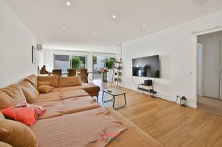 Cette magnifique maison située à La Panne vous invite à mener une vie alliant confort et élégance. Avec ses trois chambres spacieuses et son salon chaleureux, elle offre suffisamment d'espace pour accueillir une famille. La cuisine entièrement équipée permet de concocter de véritables chefs-d’œuvre culinaires, tandis que la salle de bains moderne offre un havre de paix après une journée bien remplie. Conçue avec le plus grand soin, la maison présente un agencement harmonieux qui crée une atmosphère de vie agréable.<br /><br />À l’extérieur, vous trouverez un garage doté d’une porte sectionnelle, qui est non seulement pratique, mais contribue également au caractère haut de gamme de cette maison. Les combles offrent des possibilités supplémentaires de rangement ou d’aménagements créatifs. Cette maison bénéficie d’un emplacement idéal, à proximité de toutes les commodités, ce qui vous permet de profiter à la fois du calme des environs et de l’animation de la forêt voisine. Laissez-vous surprendre par ce que cette maison a à offrir et découvrez les possibilités qui s’offrent à vous pour y créer la vie de vos rêves.<br /><br />EPB: 266 (Label C).