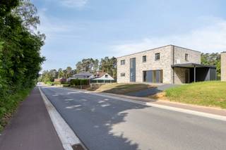 <p>Ontdek deze energiezuinige nieuwbouwwoning op een toplocatie aan de Waversebaan in Oud-Heverlee. Deze energiezuinige nieuwbouwwoning maakt deel uit van een kleinschalige nieuwbouwproject dat twee driegevelwoningen en één alleenstaande eengezinswoning bevat, gelegen in een groene en rustige omgeving vlak bij het Meerdaalwoud.</p><p></p><p>De woning werd ontworpen met oog voor ruimte, comfort en functionaliteit. Bij het binnenkomen ervaar je meteen de aangename leefkwaliteit dankzij de lichtrijke woonruimtes en de doordachte indeling. De leefruimte vormt het hart van de woning en sluit naadloos aan op de keuken en de tuin, waardoor binnen- en buitenleven mooi in elkaar overvloeien.</p><p></p><p>De woning beschikt over 3 volwaardige slaapkamers, 2 comfortabele badkamers, een aparte bureauruimte en ruime berging. Hierdoor zijn deze woningen ideaal voor gezinnen, thuiswerkers of wie op zoek is naar extra ruimte voor hobby's of ontspanning.</p><p></p><p>De buitenomgeving werd eveneens zorgvuldig uitgewerkt. De woning beschikt over een volledig omheinde tuin die genivelleerd wordt en voorzien is van een ingezaaid gazon. Daarnaast geniet je van een carport en een afgesloten fietsenstalling, wat zorgt voor extra comfort in het dagelijkse leven.</p><p></p><p>Ook op vlak van duurzaamheid scoort de woning bijzonder sterk. Met een E-peil van 18, vloerverwarming in de volledige woning en een regenwaterput van 7.500 liter voor toiletten, wasmachine en buitenkraan woon je hier uiterst energiezuinig en toekomstgericht.</p><p></p><p>De locatie is zonder twijfel één van de grootste troeven. Je woont hier vlak bij het prachtige Meerdaalwoud, één van de mooiste natuurgebieden van Vlaanderen. Tegelijk bevinden Imec, de verschillende KU Leuven-faculteiten en het centrum van Leuven zich op korte afstand. Dankzij de nabijheid van de E40 en E314 geniet je bovendien van een uitstekende verbinding naar Brussel, Leuven en andere belangrijke steden.</p><p></p><p>Deze instapklare nieuwbouwwoning biedt een unieke combinatie van wonen in het groen, moderne woonkwaliteit en duurzame technieken. Contacteer vastgoedadviseur Jos Vanvlasselaer gsm 0499/27 85 10 of mail naar jos.vanvlasselaer@living-stone.be of boek liefst een afspraak op 11 Juli via onze website, tot binnenkort.</p>