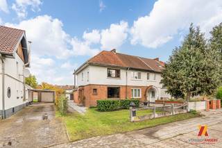 <span>Bent u op zoek naar een woning die u helemaal naar uw hand kunt zetten?<br />Ontdek dan deze authentieke halfopen bebouwing gelegen aan de Koolmijnlaan 255 in het levendige Heusden-Zolder.<br />Met een solide basis en uitbreidingsplannen die al zijn opgevraagd bij de gemeente, biedt dit pand u de kans om uw droomhuis te creëren.</span><br /><span>Interesse? Neem contact op 0460 96 70 74</span><br /><br /><span><strong>Totaalrenovatieproject:</strong> <br />Maak van deze woning met een EPC-klasse F uw eigen milieuvriendelijke thuis door middel van een grondige renovatie.</span><br /><br /><span><strong>Ruimte en Potentieel:</strong> <br />De woning beschikt over drie slaapkamers en biedt daarmee voldoende ruimte voor gezinnen.<br />Verder zijn de voorschriften opgevraagd voor zowel een uitbreiding op de gelijkvloers als op de eerste verdieping, waardoor u extra woon- of werkruimte kunt toevoegen.</span><br /><br /><span><strong>Locatie:</strong> <br />Gelegen nabij cruciale verkeersaders E313/E314 zorgt voor een snelle verbinding met omliggende steden en regio's.<br />Winkels, het bruisende centrum en scholen bevinden zich op korte afstand, wat de Koolmijnlaan tot een ideale locatie maakt.<br />De goede bereikbaarheid met openbaar vervoer maakt deze locatie compleet.</span><br /><br /><span><strong>Externe Mogelijkheden:</strong> <br />De praktische oprit naast de woning leidt tot de mogelijkheid voor het bouwen van een garage - perfect voor de doe-het-zelver of als extra opslagruimte.</span><br /><span>Dit huis is uitermate geschikt voor de creatieve verbouwer die op zoek is naar een woning met karakter en potentieel.<br />Ziet u zichzelf al zitten in deze charmante woning, omgetoverd tot een modern en comfortabel thuis? Neem dan snel contact op met 0460 96 70 74 </span><br /><span>Voor meer details over dit unieke renovatieproject en de mogelijkheden die het te bieden heeft, nodigen wij u uit voor een bezichtiging </span><br /><span>Pak deze kans en neem contact op om een afspraak te maken. Transformeer Koolmijnlaan 255 in het huis van uw dromen!</span><br />