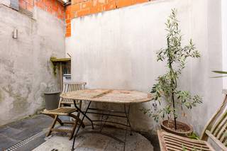 Deze instapklare woning geniet van een uitstekende ligging nabij het Guislainmuseum, de Coupure en het historische centrum van Gent. Dankzij de nabijheid van tramlijn 1, belangrijke fietsverbindingen en tal van voorzieningen combineert deze locatie het beste van stad, natuur en bereikbaarheid.<br /><br />In 2018 onderging de woning een grondige totaalrenovatie waarbij zowel technieken, isolatie, schrijnwerk als afwerking volledig werden vernieuwd. Hierdoor geniet u vandaag van een energiezuinige woning met hedendaags wooncomfort.<br /><br />Op het gelijkvloers bevindt zich een lichtrijke leefruimte die via een groot schuifraam aansluit op een gezellig stadsterras in blauwe hardsteen. De stijlvolle keuken is uitgerust met een koelkast, oven en inductiekookplaat en sluit naadloos aan op de leefruimte. Daarnaast beschikt de woning over een praktische kelder die extra bergruimte biedt.<br /><br />Op de verdiepingen bevinden zich drie volwaardige slaapkamers, elk met voldoende ruimte voor een tweepersoonsbed en bijkomend meubilair. De badkamer werd kwalitatief afgewerkt en beschikt over een ligbad, ruime regendouche en dubbel lavabomeubel. Het toilet bevindt zich afzonderlijk.<br /><br />Verder is de woning uitgerust met centrale verwarming, internetaansluitingen en een modern domoticasysteem voor de verlichting.<br /><br />Troeven:<br />• EPC-label B<br />• Mobi-score 9,2/10<br />• Volledig gerenoveerd in 2018<br />• 3 Volwaardige slaapkamers<br />• Lichtrijke leefruimte<br />• Gezellig stadsterras<br />• Badkamer met ligbad en regendouche<br />• Praktische kelder<br />• Domoticasysteem voor verlichting<br />• Topligging nabij Coupure en centrum Gent<br />• Verhuurwaarde van ca. €980/maand<br /><br />Dankzij de combinatie van ligging, energiezuinigheid en kwalitatieve afwerking vormt deze woning een uitstekende opportuniteit voor gezinnen, starters, cohousing, ouders van studerende kinderen of investeerders.<br /><br />Voor meer informatie of een bezoek, contacteer Thomas via 0474 26 27 58 of via info@vicusvastgoed.be.