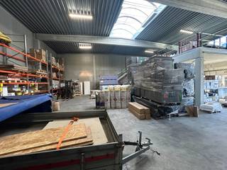 Ontdek deze recente KMO-unit van <strong>324 m²</strong> met een <strong>72 m² mezzanine</strong>, ideaal gelegen in <strong>Mariakerke</strong>, naast <strong>BPOST en BOELS</strong>, langs de <strong>Industrieweg</strong> en vlot bereikbaar via de <strong>R4</strong>.<br />De unit beschikt over<strong> 2 parkings</strong>.<br /><br />De unit is geschikt als <strong>opslagruimte</strong> en/of <strong>atelierruimte</strong> en biedt een kwalitatieve afwerking:
<ul>
	<li><strong>Stevige betonstructuur</strong> met beton- en sandwichpanelen</li>
	<li><strong>Geïsoleerd steeldeckdak</strong> met lichtstraat en rookluiken</li>
	<li><strong>Automatische sectionale poort</strong> voor eenvoudig laden en lossen</li>
	<li><strong>Polybetonvloer</strong> met een draagkracht van <strong>3T</strong></li>
	<li><strong>Drijfkracht aanwezig</strong></li>
	<li>Volledig overspannen met een <strong>vrije hoogte van 6,5 m</strong></li>
	<li><strong>Sanitair</strong> aanwezig - eventueel over te nemen</li>
</ul>
<br /><strong>Algemene kosten:</strong> € 75 / maand<br /><strong>Beschikbaar vanaf:</strong> 01/09 of 01/10<br /><br />Interesse? Contacteer ons voor meer informatie of een bezichtiging!