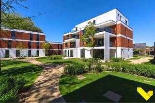 <p>Residentie Zuiderpoort is een uniek nieuwbouwproject bestaande uit 16 luxe appartementen, verdeeld over drie stijlvolle gebouwen. Elk appartement combineert hedendaagse architectuur met een hoogwaardige afwerking en een duurzame woonervaring. U geniet van een open leefruimte, 2 of 3 slaapkamers, een ruime badkamer, praktische bergruimte en een royaal zuidgericht terras met uitzicht op de gemeenschappelijke tuin.<br /><br />De woonoppervlaktes variëren van 125 m² tot 170 m², ideaal voor koppels die de voordelen van appartement wonen wensen zonder in te boeten op ruimte en levenskwaliteit.<br /><br />Troeven:<br />- Energiezuinig: BEN20 (bijna-energieneutraal)<br />- Vloerverwarming<br />- Privatieve warmtepomp aangedreven door zonnepanelen<br />- Hoogwaardige isolatie doorheen het gebouw<br />- Ondergrondse verdieping met parkeerplaatsen en privatieve kelderbergingen<br />- Gemeenschappelijke tuin<br />- Afgesloten fietsenstalling en afvalberging<br /><br />Dankzij de centrale ligging in het charmante Meerhout heeft u werkelijk alles binnen handbereik: winkels, scholen, horeca, openbaar vervoer en tal van voorzieningen. Tegelijk geniet u van rust en groen in een aangename woonomgeving.<br /><br /><span></span><strong><span>Prijsinformatie:<br /></span></strong><span>De geadverteerde prijs is <strong>exclusief</strong>: <strong>21% btw</strong>, staanplaats, kelderberging, fietsenstalling, aansluitingskosten, notariskosten en registratierechten op het grondaandeel. Onderaan bij <strong>beschikbaarheid</strong> kan u meer informatie terugvinden over de <strong>totaalprijzen</strong> specifiek per appartement.<br /><br /></span><span></span>Wenst u meer informatie of een persoonlijke rondleiding? Neem dan contact op via <strong>info@immovl.be</strong> of bel ons op <strong>014 58 02 08</strong>.</p>