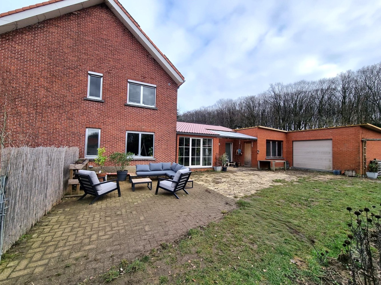 Prachtig gelegen woning met groen verzicht, 3 slaapkamers en zeer grote garage aanbouw - foto 2